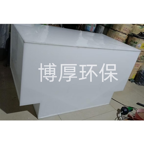 无人机水箱兼起降平台